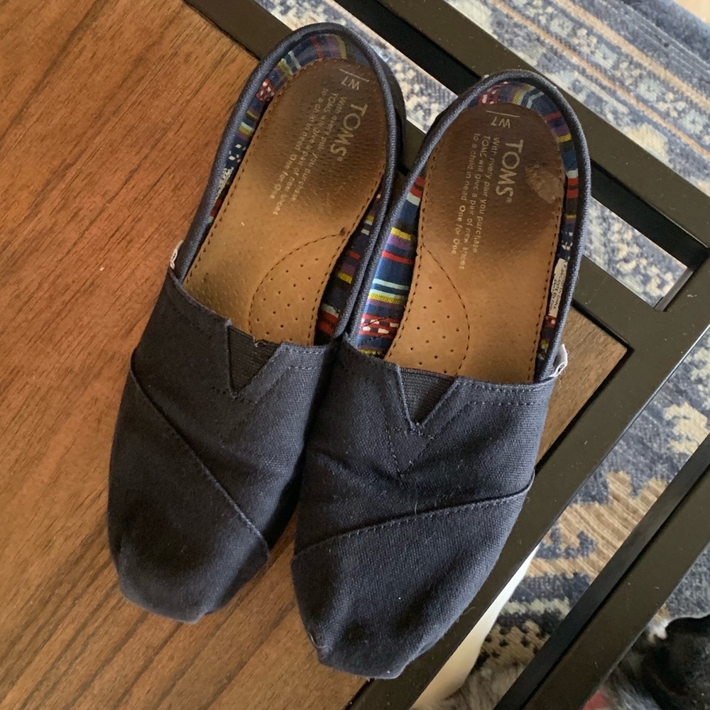 Toms all black